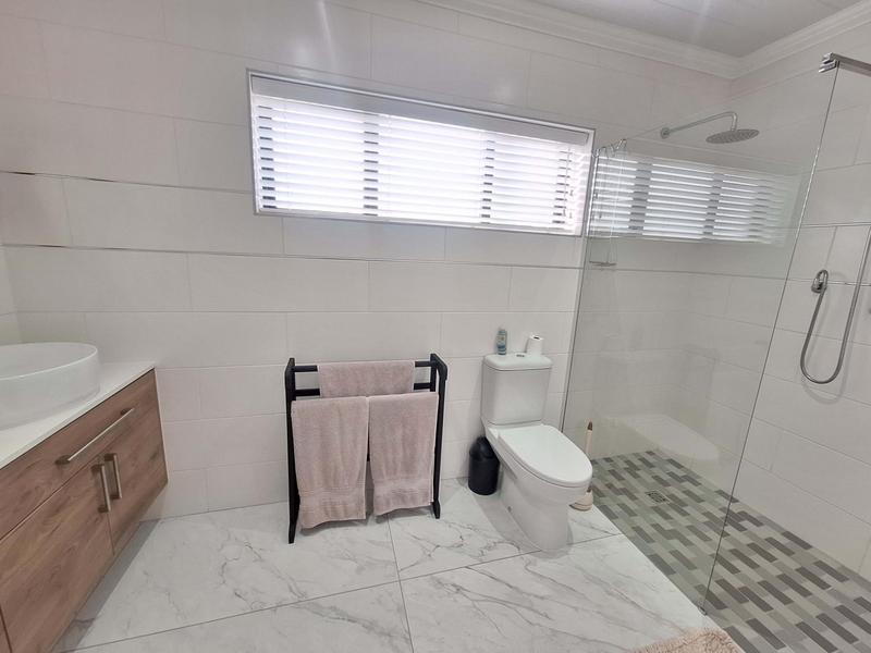 5 Bedroom Property for Sale in Reebok Western Cape